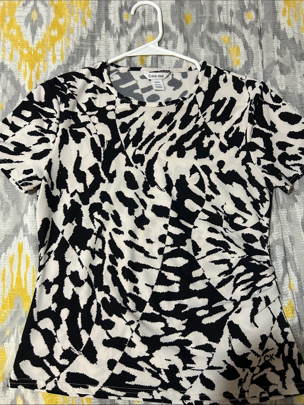 Calvin Klein Black and White Animal-Print Fitted Short Sleeve Blouse